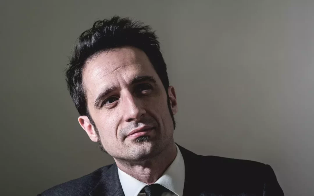 Javier Gallego, de Carne Cruda, presenta su primera novela en La República de Las Letras