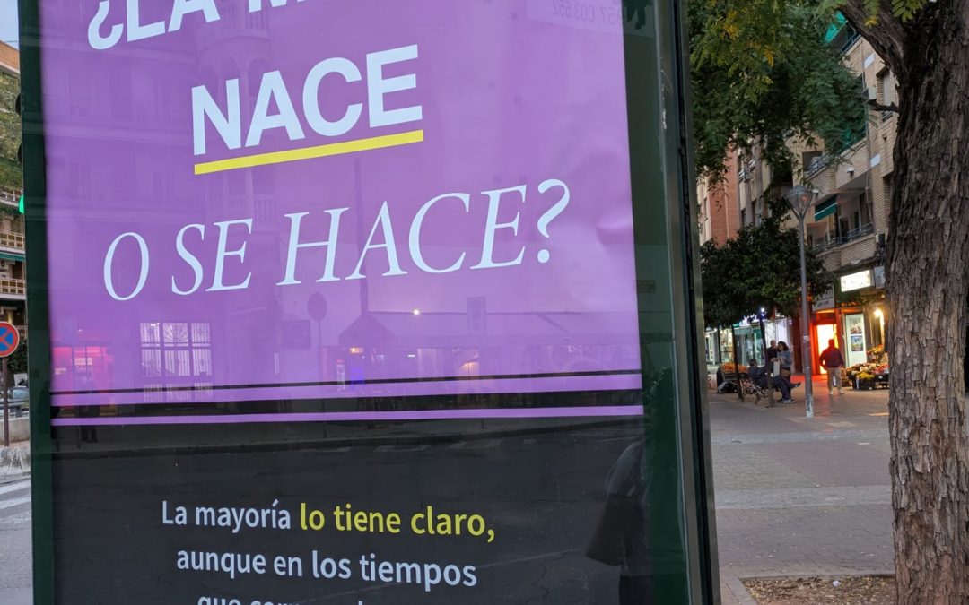 La asociación «Todes Transformando» denuncia la publicidad tránsfoba en Marquesinas de Córdoba