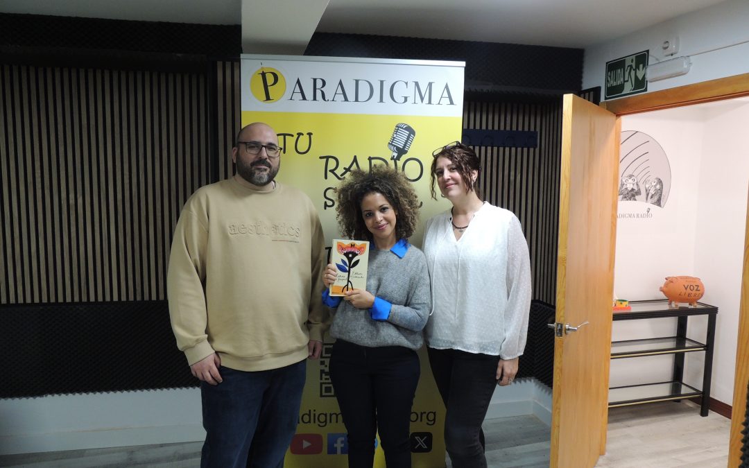 Ebbaba Hameida presenta su libro «Flores de papel», en Charlemos. En Paradigma Radio